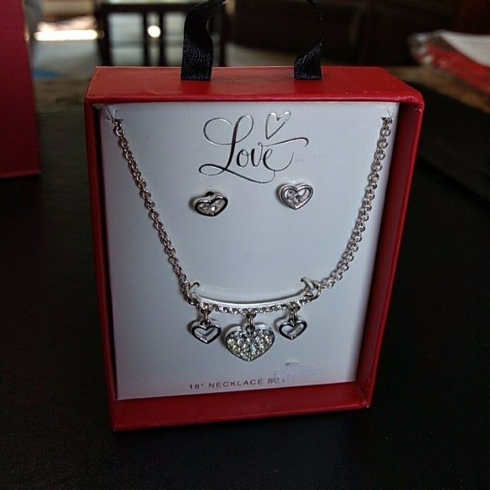 Love heart necklace earrings set NIB